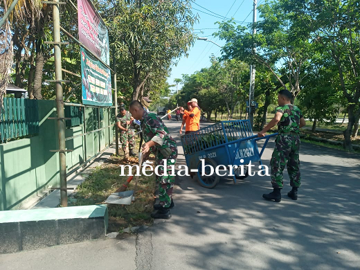 Ciptakan Lingkungan Bersih Anggota Koramil Tegal Barat Kodim 0712 Tegal Laksanakan Kerja Bakti