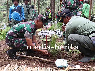 Patroli Hutan Gabungan TNI Bersama Perhutani Sekaligus Penghijauan dan Bakti Sosial 