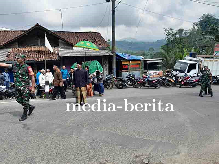 Takziah di Karangkobar  Babinsa Koramil 04 Menunjukkan Kebersamaan