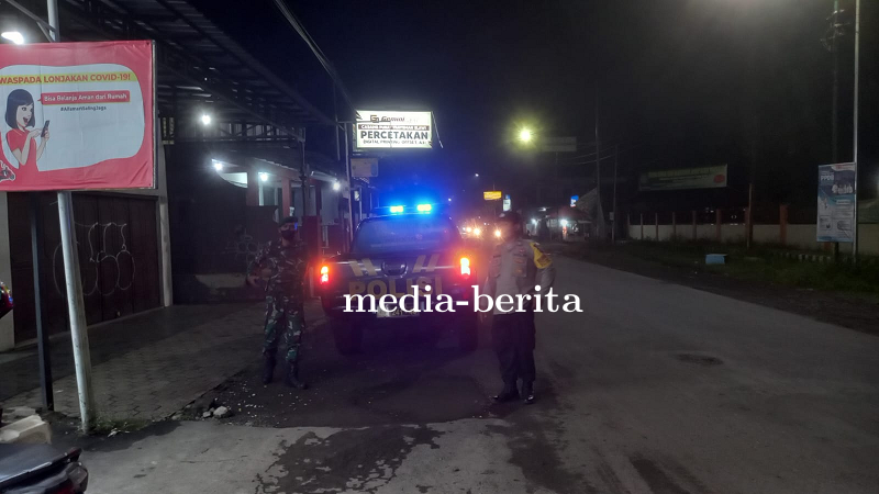 Secara Humanis Anggota Babinsa dan Bhabinkamtibmas melaksanakan Patroli Bersama