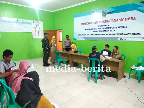 Anggota Koramil 11 Punggelan Dan Polsek Dampingi langsung Pembagian BLT DD