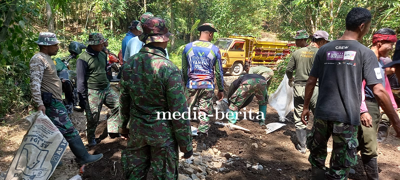 Semangat Tinggi Satgas TMMD Sengkuyung Kodim 0712 Tegal Bangun Jalan Makadam