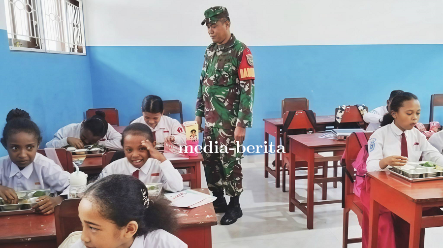 Babinsa Jayapura Utara Kawal Program MBG Pastikan Kesehatan Pelajar