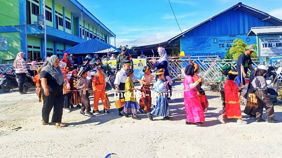 Pawai Hari Kartini, Babinsa Tanamkan Kemandirian pada Anak Sejak Dini