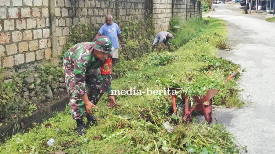 Babinsa dan Masyarakat Bersihkan Drainase Menuju Dermaga Waiya