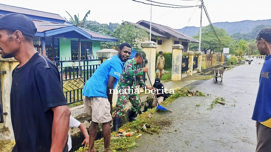 Babinsa dan Bhabinkamtibmas Kompak, Warga Demta Antusias Ikut Gotong Royong