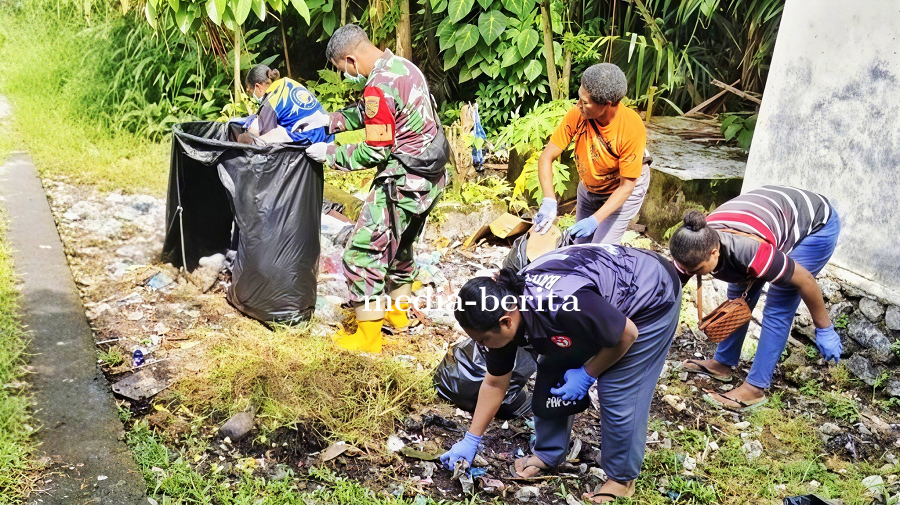 Komunitas Pecinta Alam dan Babinsa Gotong Royong Bersihkan Fasilitas Publik