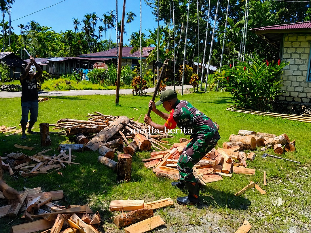 Pengabdian Tanpa Batas Babinsa Koramil Demta Turun Langsung Bantu Warga Belah Kayu Bakar