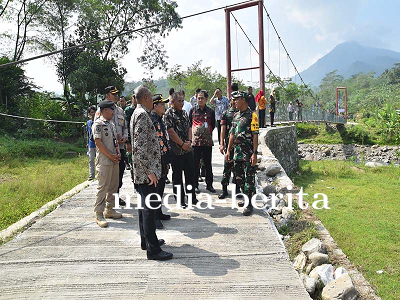 Tim Wasev Tinjau Proyek Rabat Beton TMMD di Desa Sijenggung