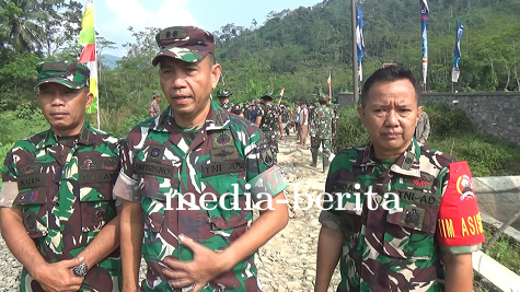 Kunjungan Wasev TMMD Reguler ke-120 di Sijenggung TNI dan Warga Bersinergi