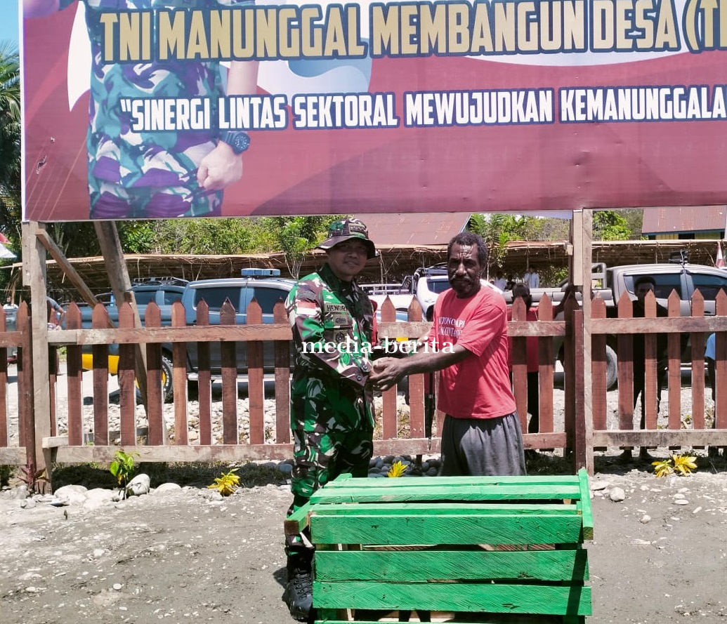 Tingkatkan Kesejahteraan Masyarakat Airu Dandim Jayapura Serahkan Bantuan Bibit Ternak Babi