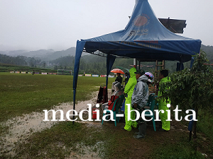 Di Tengah Guyuran Hujan Babinsa Pantau Turnamen Sepakbola