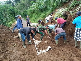 Babinsa Bersama Warga Bersihkan Jalan Akibat Longsoran Tebing
