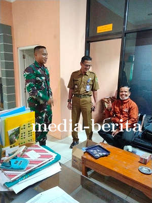 Babinsa Melaksanakan Komsos Dengan Perangkat Desa