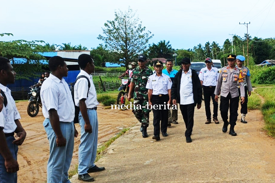 Anggota Koramil Okaba Dampingi Gubernur Papua Selatan Kunjungi Distrik Okaba