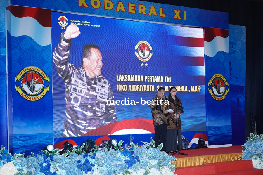 Malam Akrab di Merauke: Danrem 174/ATW Serahkan Cenderamata pada Pisah Sambut Dankodaeral XI