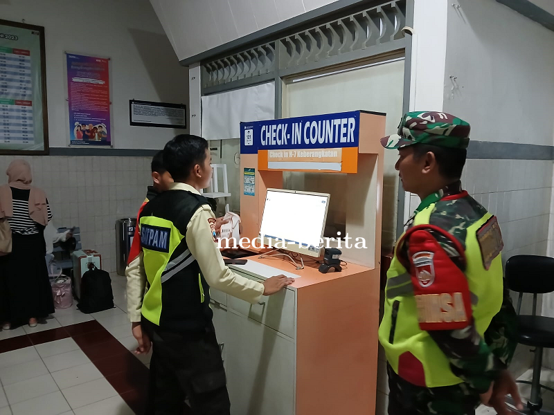Babinsa Koramil Margasari Laksanakan Pengamanan Stasiun Prupuk