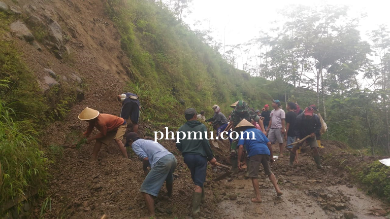 Babinsa Bersama Warga Melaksanakan Kerja Bhakti