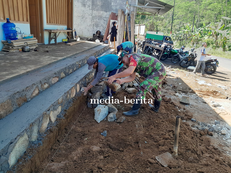 Babinsa Koramil 04 Karangkobar Bantu Warga Bangun Pondasi Warung