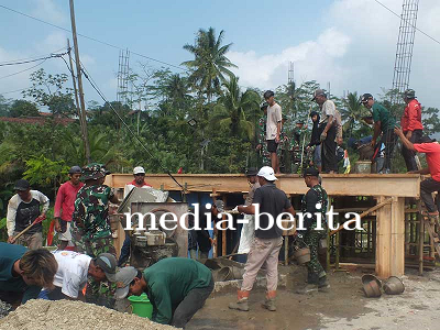 Satgas TMMD Reg 120 dan Warga Sijenggung Gotong Royong Bangun Pos Kamling