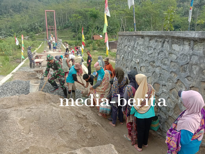 Warga Sijenggung Antusias Isi Material Pasir untuk TMMD Reguler ke-120