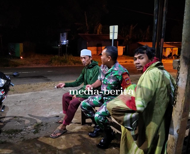 Patroli malam, Babinsa Kodim 0712 Tegal sempatkan komsos dengan warga