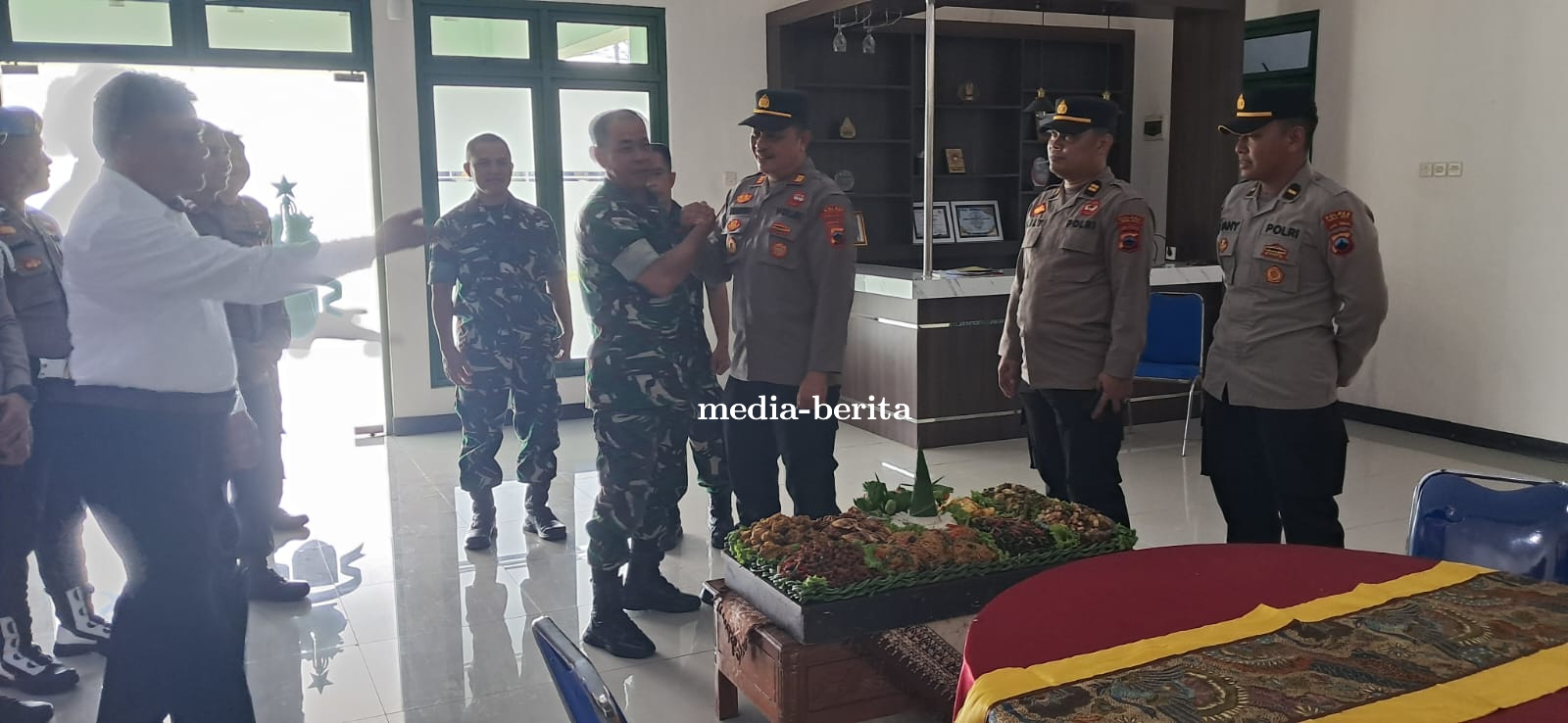 Kodim Tegal Terima Surprise Ucapan Dan Tumpeng HUT TNI Ke-80 Dari Polres Tegal Kota