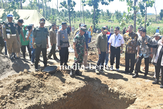 Tandai Pembuatan Jembatan Gantung, Dandim 0712 Tegal Peletakan Batu